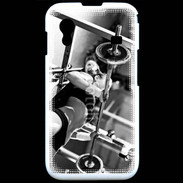 Coque Samsung ACE S5830 Femme sur un banc de musculation