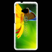 Coque HTC One Papillon posé sur une fleur
