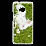 Coque HTC One Lapin blanc dans l'herbe