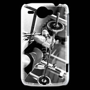 Coque HTC Wildfire G8 Femme sur un banc de musculation
