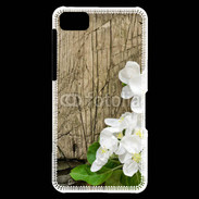 Coque Blackberry Z10 Fleurs sur fond en bois
