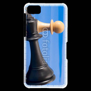 Coque Blackberry Z10 Pions de jeu d'échec sur fond bleu