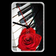 Grande pendule murale Rose sur un piano