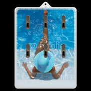 Porte clés Femme à la piscine