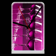 Pendule de bureau Verre de vin sur fond rose