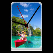 Pendule de bureau Kayak dans un lagon