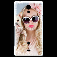 Coque Sony Xperia T Femme glamour avec chihuahua