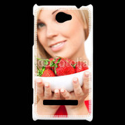 Coque HTC Windows Phone 8S Femme blonde et glamour avec corbeille de fraises