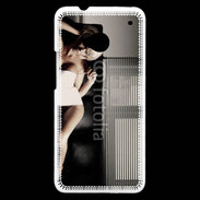 Coque HTC One femme sexy canapé 2