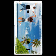 Coque Sony Xperia T Couple sautant devant la mer