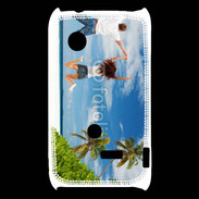 Coque Sony Xperia Typo Couple sautant devant la mer