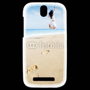 Coque HTC One SV Femme sautant face à la mer