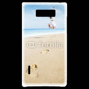 Coque LG Optimus L7 Femme sautant face à la mer