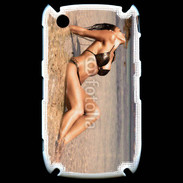 Coque Blackberry 8520 Femme brune en bikini à la plage