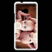 Coque HTC One Bébés avec biberons