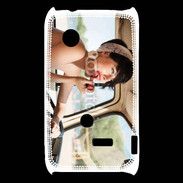 Coque Sony Xperia Typo Femme glamour qui se met du rouge à lèvre
