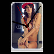 Pendule de bureau Charmante brune avec casquette rouge