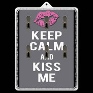 Porte clés Keep Calm Kiss me Gris