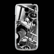 Coque Samsung Galaxy S4mini Femme sur un banc de musculation