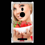 Coque Nokia Lumia 925 Femme blonde et glamour avec corbeille de fraises