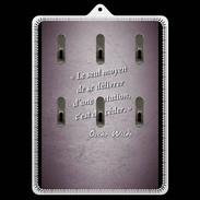 Porte clés Tentation Violet Citation Oscar Wilde
