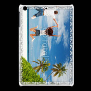 Coque iPadMini Couple sautant devant la mer