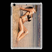 Coque iPadMini Femme brune en bikini à la plage