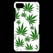 Coque Blackberry Z10 Feuille de cannabis sur fond blanc