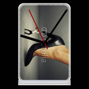 Pendule de bureau Homme sous escarpin