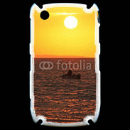 Coque Blackberry 8520 Levé de soleil et bateau de pêche en mer