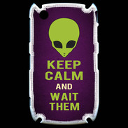 Coque Blackberry 8520 Keep Calm and Wait Alien Violet