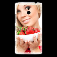 Coque Nokia Lumia 1320 Femme blonde et glamour avec corbeille de fraises