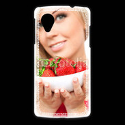 Coque LG Nexus 5 Femme blonde et glamour avec corbeille de fraises