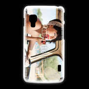 Coque LG L5 2 Femme glamour qui se met du rouge à lèvre