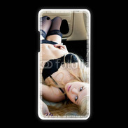 Coque HTC One Mini Femme sexy blonde à l'intérieur d'une voiture