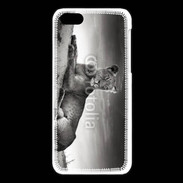 Coque iPhone 5C Lionne sur une dune