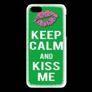 Coque iPhone 5C Keep Calm Kiss me Vert