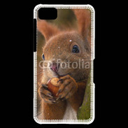 Coque Blackberry Z10 Portrait d'un écureuil avec une noisette