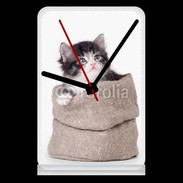 Pendule de bureau Chaton dans un sac