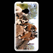 Coque HTC One Chiots Boxer sur un tronc d''arbre