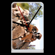 Pendule de bureau Chiots Boxer sur un tronc d''arbre