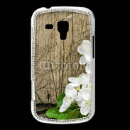 Coque Samsung Galaxy Trend Fleurs sur fond en bois