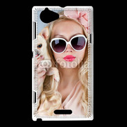 Coque Sony Xperia L Femme glamour avec chihuahua