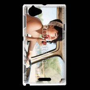 Coque Sony Xperia L Femme glamour qui se met du rouge à lèvre