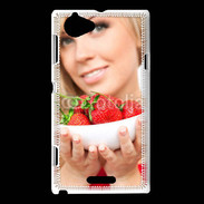 Coque Sony Xperia L Femme blonde et glamour avec corbeille de fraises
