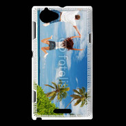 Coque Sony Xperia L Couple sautant devant la mer