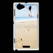 Coque Sony Xperia L Femme sautant face à la mer