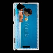 Coque Sony Xperia L Femme sirotant un cocktail face à la mer