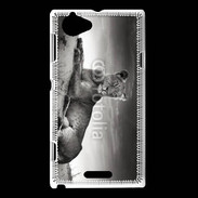 Coque Sony Xperia L Lionne sur une dune