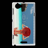 Coque Sony Xperia L Femme assise sur la plage